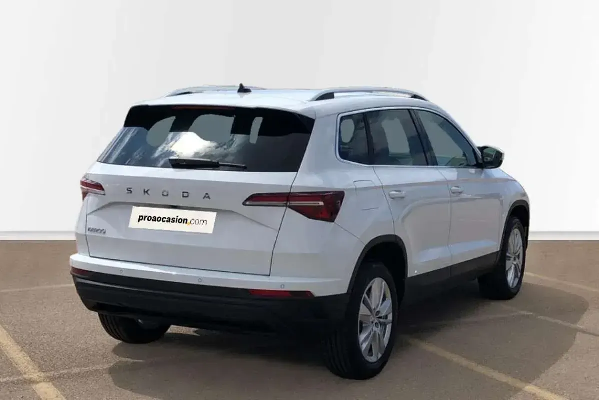 Usado Skoda Karoq Selection 116 CV (85 kW) 2024 Blanco SUV