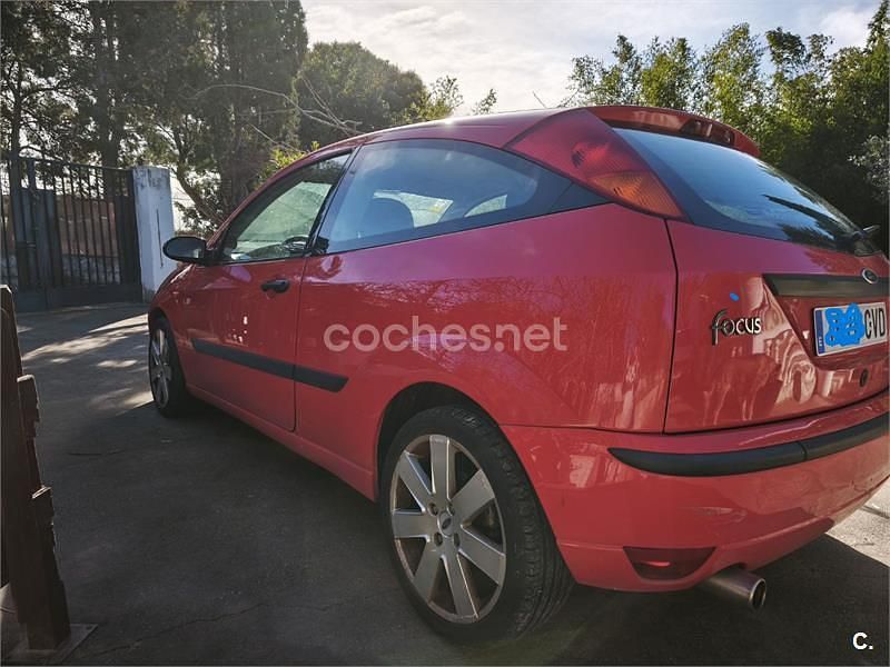 Usado Ford Focus Trend 115 CV (84 kW) 2004 Rojo Berlina