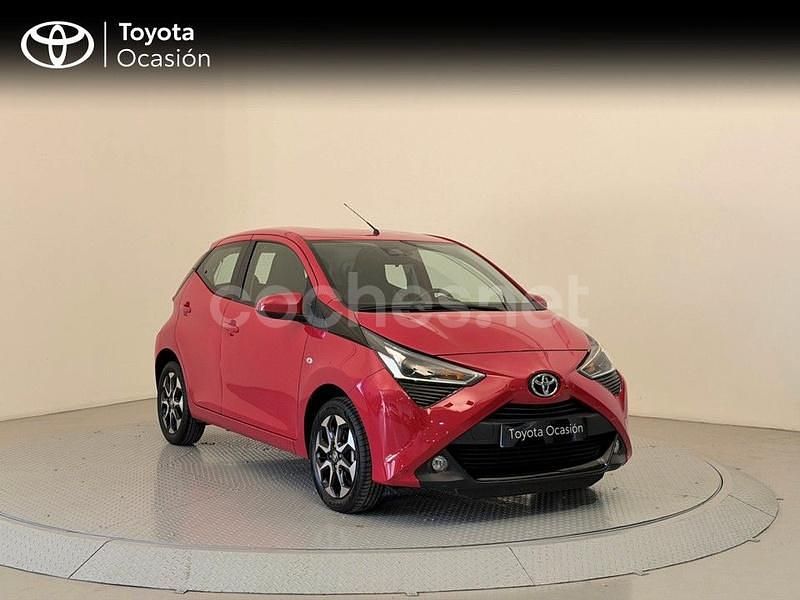 Usado Toyota Aygo X-play 72 CV (52 kW) 2021 Rojo Utilitario