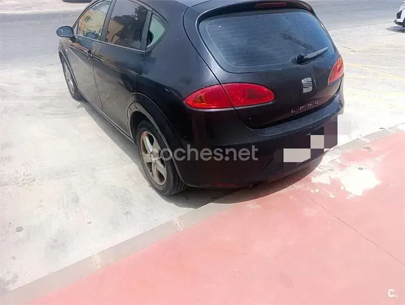 Usado Seat Leon Reference 105 CV (77 kW) 2008 Negro Utilitario