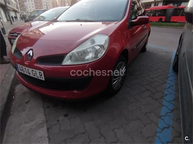 Usado Renault Clio II Authentique 75 CV (55 kW) 2009 Rojo Berlina