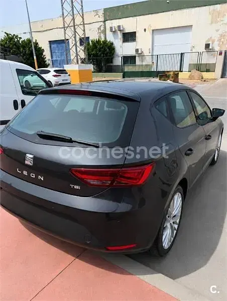 Usado Seat Leon Style Plus 110 CV (80 kW) 2018 Negro Berlina