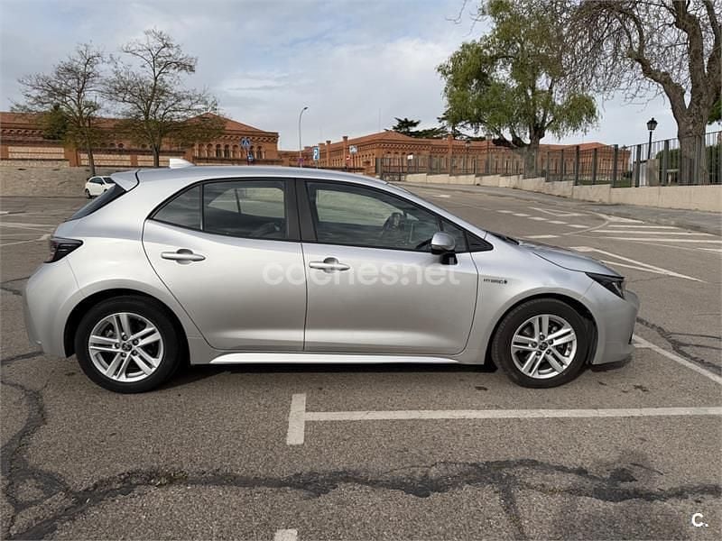 Usado Toyota Corolla Active 122 CV (89 kW) 2021 Gris / plata Berlina