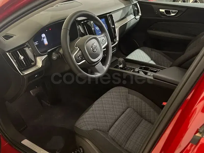 Usado Volvo V60 Core 197 CV (144 kW) 2025 Granate Familiar