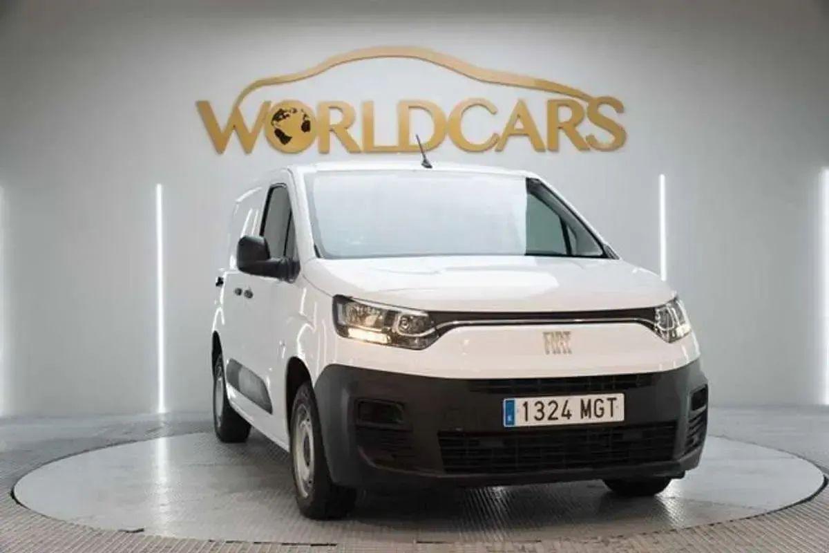 Usado Fiat Doblò 102 CV (75 kW) 2023 Blanco Monovolumen