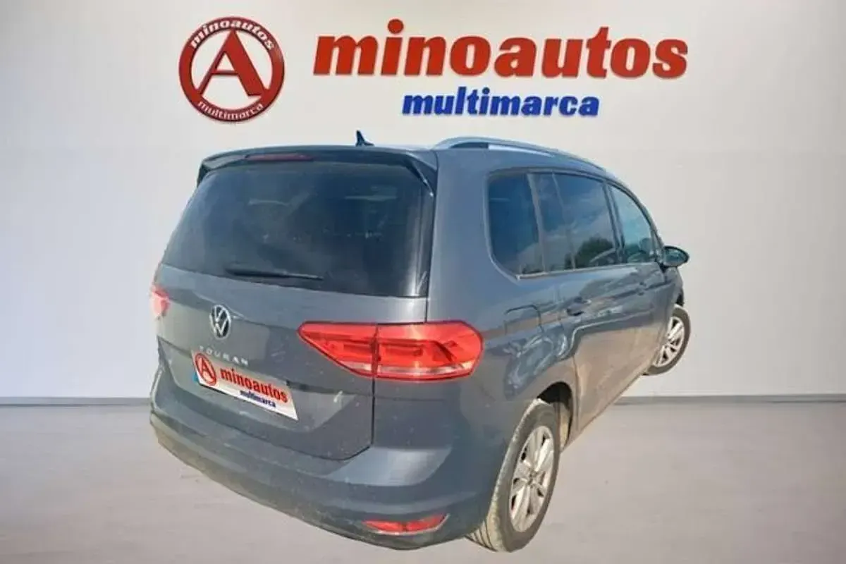 Usado VW Touran Life 150 CV (110 kW) 2023 Gris Monovolumen