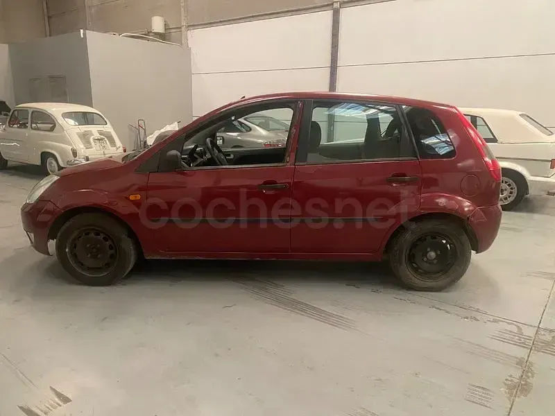 Usado Ford Fiesta Trend 68 CV (50 kW) 2003 Granate Utilitario