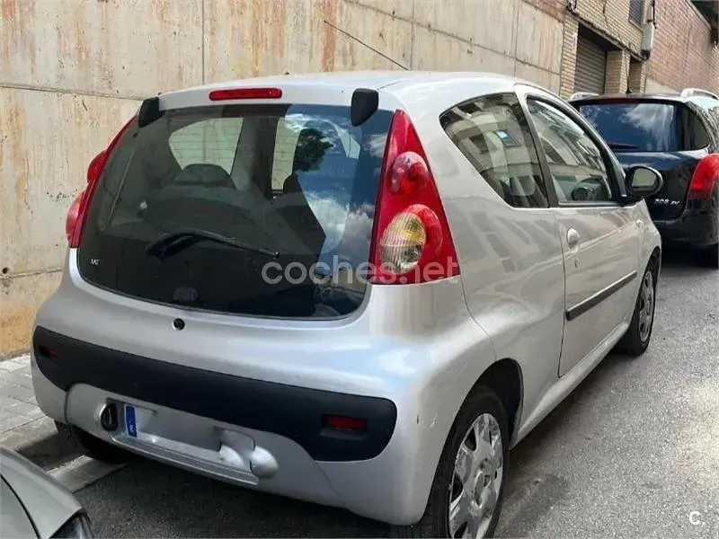 Usado Peugeot 107 Urban Move 54 CV (39 kW) 2007 Gris / plata Utilitario