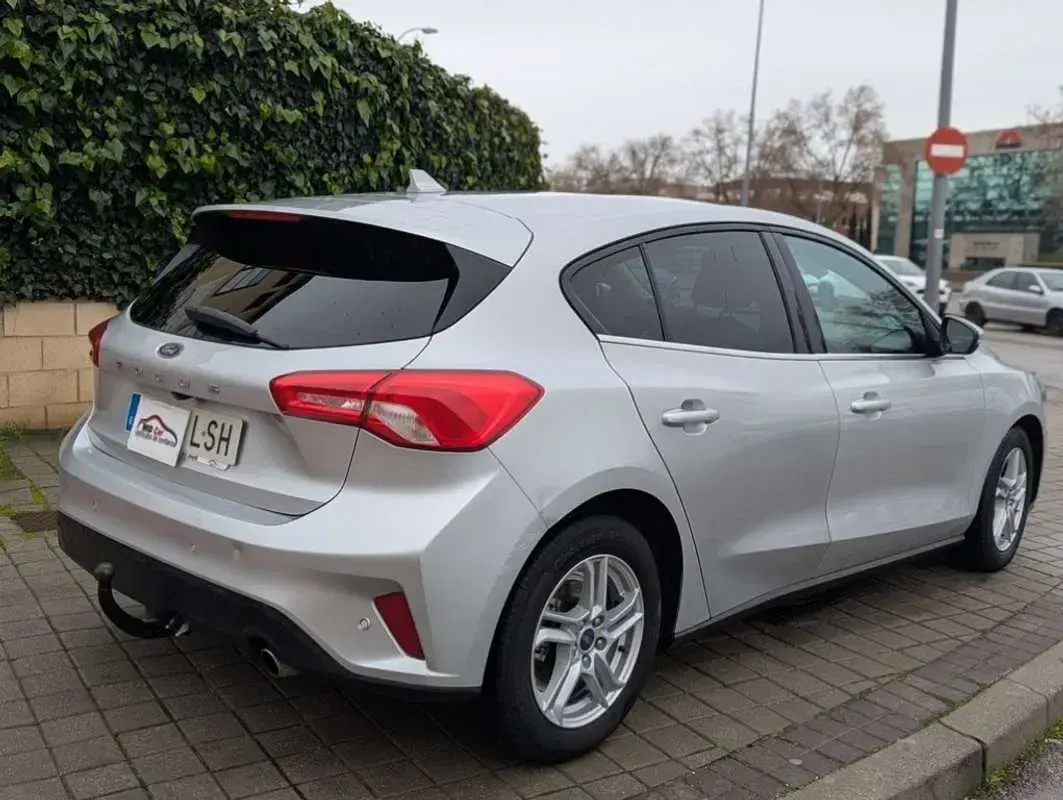 Usado Ford Focus Titanium 120 CV (88 kW) 2021 Gris Utilitario