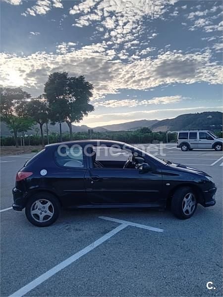 Usado Peugeot 206 70 CV (51 kW) 2005 Negro Berlina