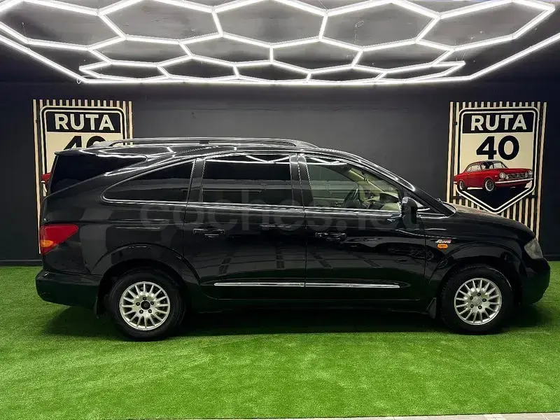 Usado SsangYong Rodius Limited 165 CV (121 kW) 2012 Negro Monovolumen