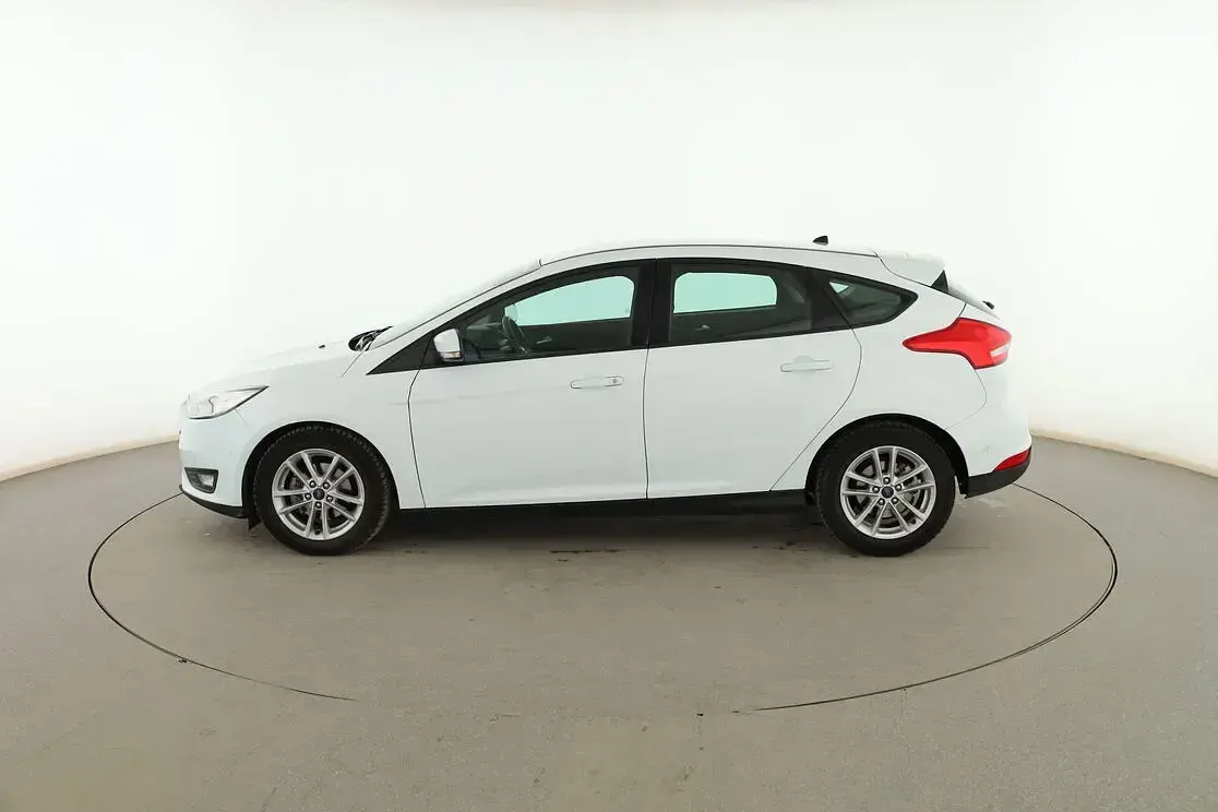 Usado Ford Focus Trend+ 120 CV (88 kW) 2015 Blanco Berlina