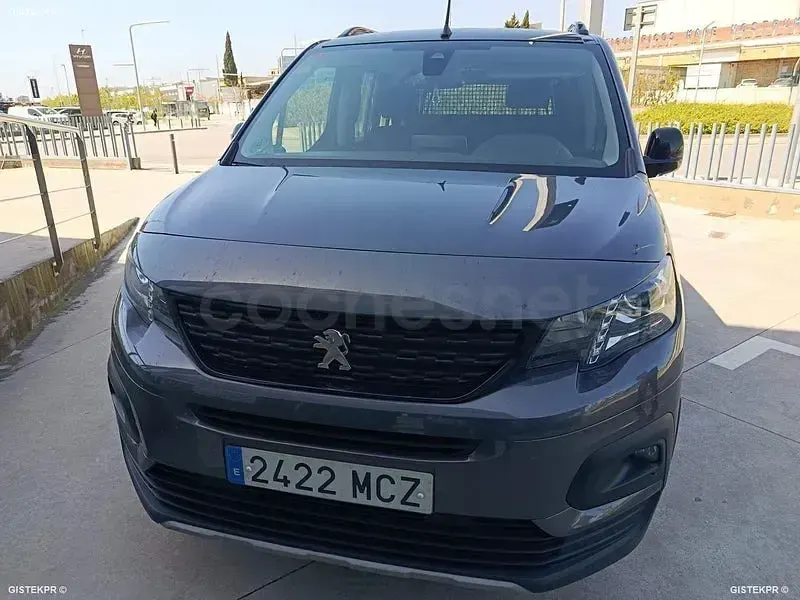 Usado Peugeot Rifter GT 100 CV (73 kW) 2023 Gris / plata Monovolumen