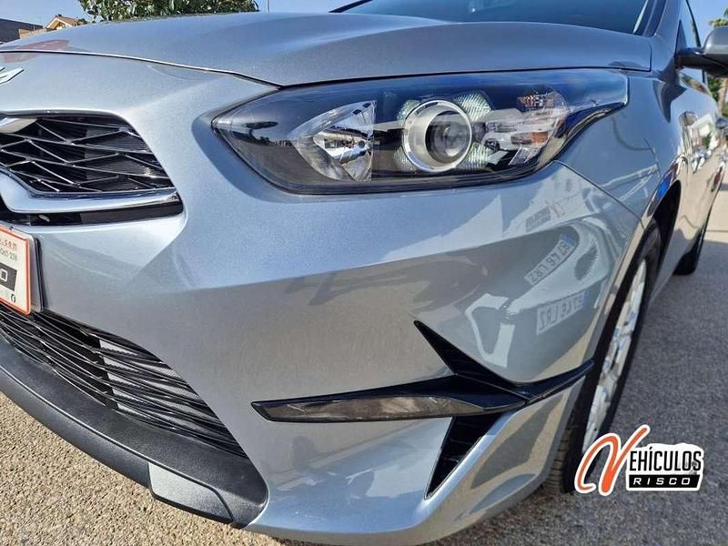 Używany Kia Ceed 101 KM (74 kW) 2023 Szary Hatchback