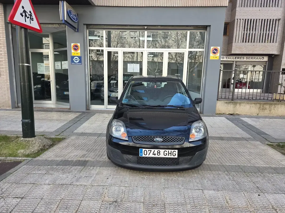 Usado Ford Fiesta Ambiente 70 CV (51 kW) 2008 Negro Utilitario