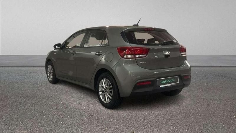 Usado Kia Rio 101 CV (74 kW) 2023 Verde Utilitario