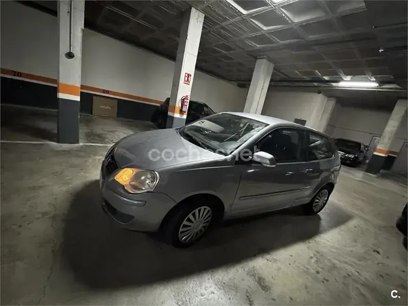 Usado VW Polo Advance 80 CV (58 kW) 2007 Gris / plata Utilitario