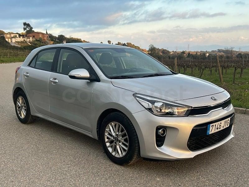Usado Kia Rio 84 CV (61 kW) 2017 Gris / plata Berlina