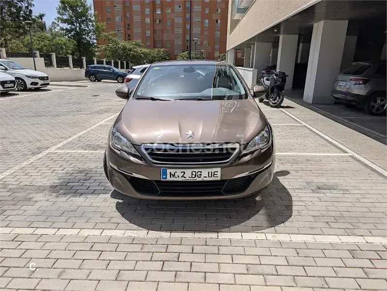Usado Peugeot 308 Style 130 CV (95 kW) 2015 Marrón Berlina