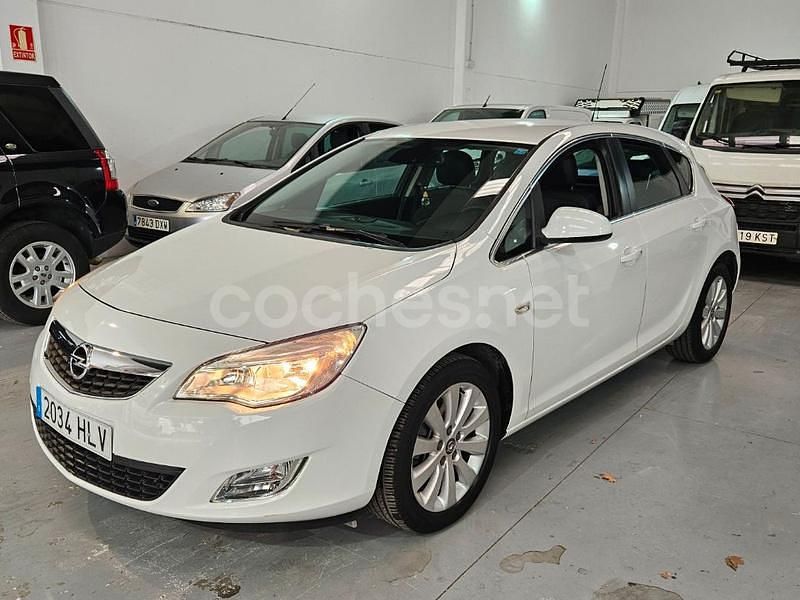 Blanco Usado 2012 Opel Astra Sportive Berlina | 7990 € (Precio justo) - Imagen 1/4