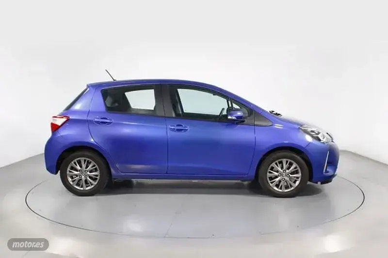 Usado Toyota Yaris Active 111 CV (81 kW) 2018 Azul Berlina