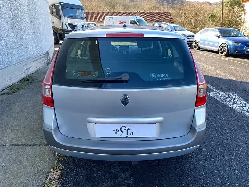 Usado Renault Mégane GrandTour Dynamique 110 CV (80 kW) 2006 Gris / plata Familiar
