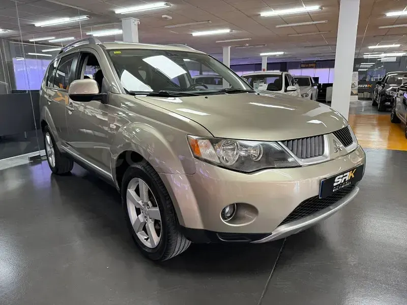 Usado Mitsubishi Outlander Intense+ 140 CV (102 kW) 2008 Beige SUV