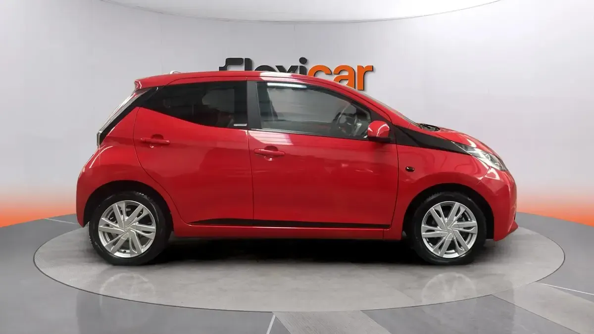 Usado Toyota Aygo X-play 72 CV (52 kW) 2017 Rojo Utilitario