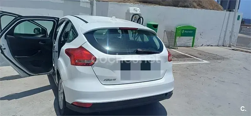 Usado Ford Focus Trend 125 CV (91 kW) 2015 Blanco Berlina