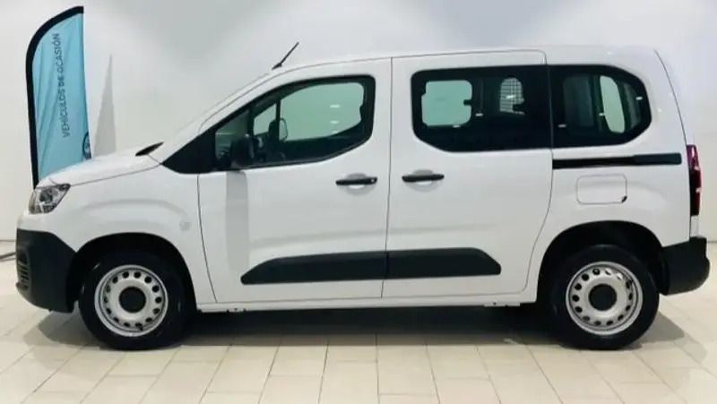 Usado Citroën Berlingo Feel 100 CV (73 kW) 2023 Blanco Monovolumen
