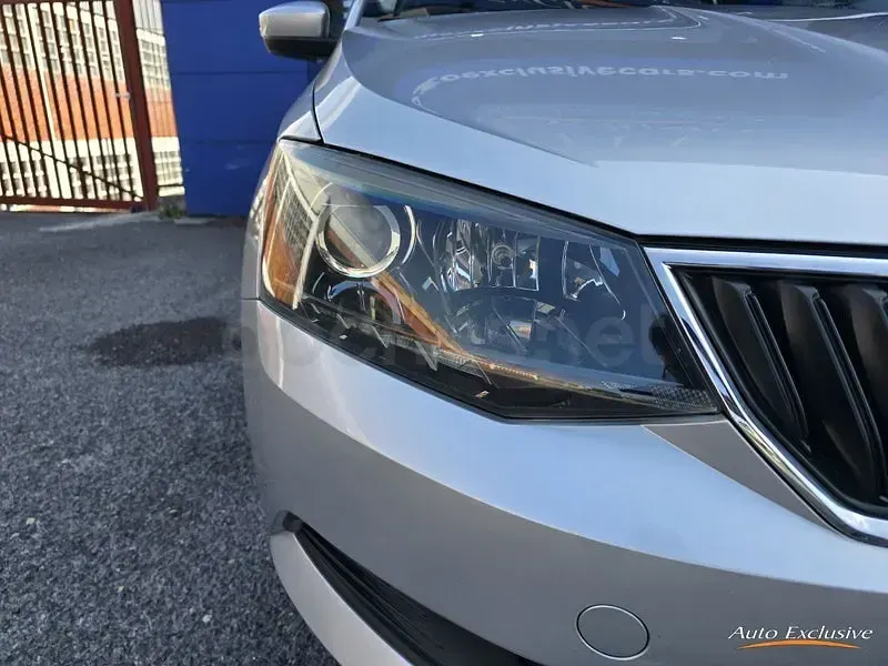 Usado Skoda Fabia Ambition 95 CV (69 kW) 2018 Gris / plata Berlina