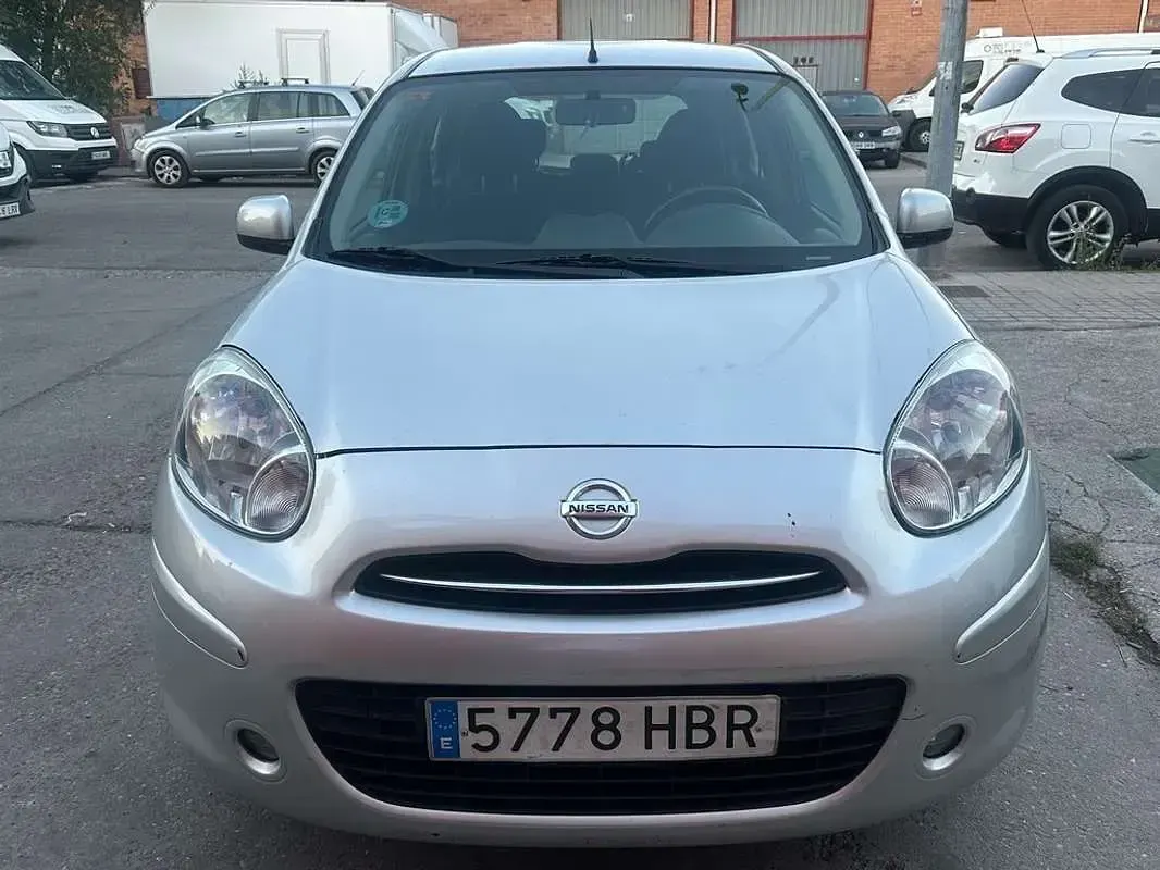 Usado Nissan Micra Acenta 80 CV (58 kW) 2011 Gris Utilitario