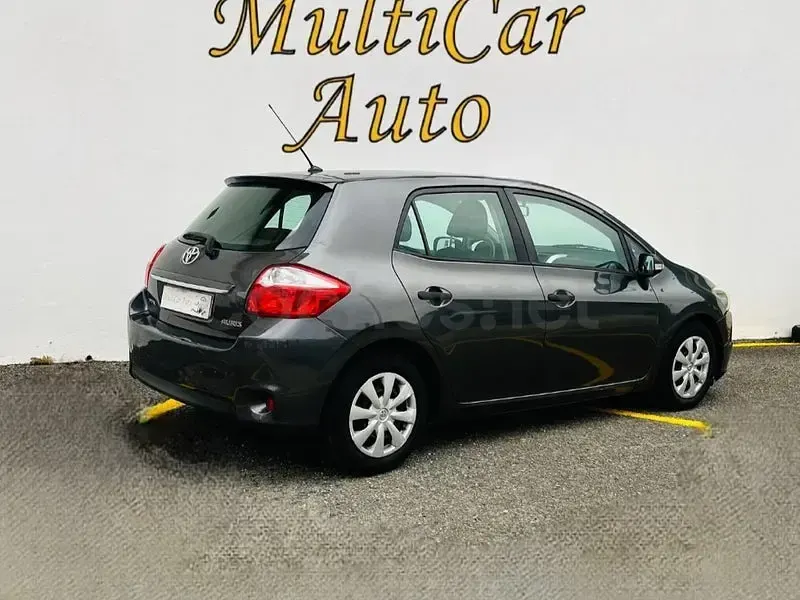 Usado Toyota Auris Active 90 CV (66 kW) 2012 Gris / plata Berlina
