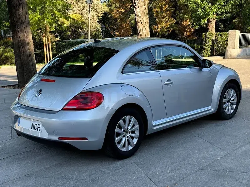 Usado VW Beetle Design 105 CV (77 kW) 2014 Gris / plata Utilitario