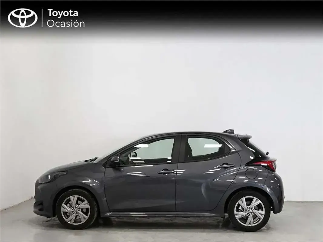 Usado Toyota Yaris Hybrid Active 116 CV (85 kW) 2025 Gris Monovolumen