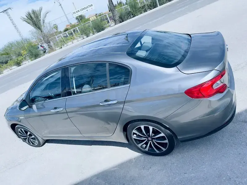 Usado Fiat Tipo Lounge 120 CV (88 kW) 2017 Gris / plata Berlina