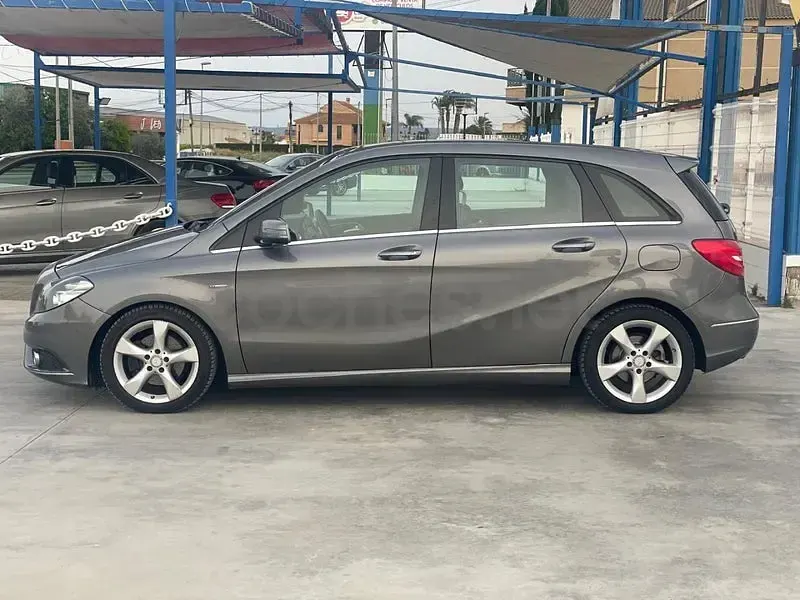 Usado Mercedes B180 109 CV (80 kW) 2012 Beige Monovolumen