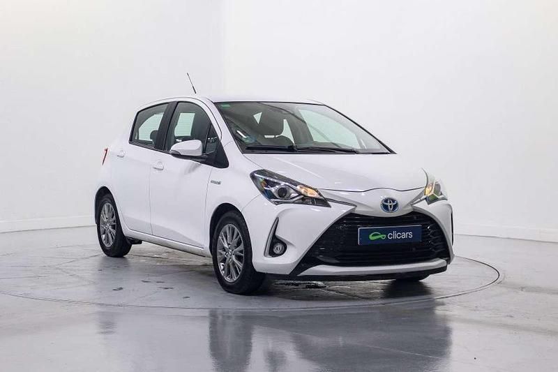Usado Toyota Yaris Hybrid Active 99 CV (72 kW) 2019 Blanco Utilitario