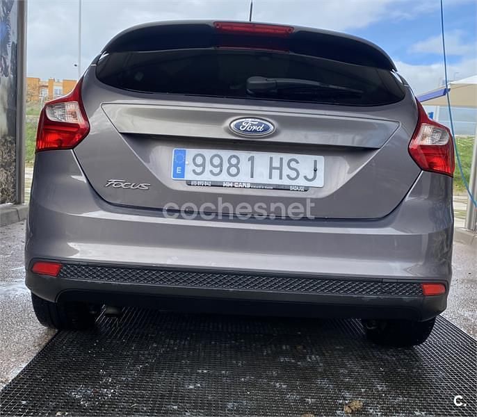 Usado Ford Focus Trend 115 CV (84 kW) 2013 Gris / plata Berlina