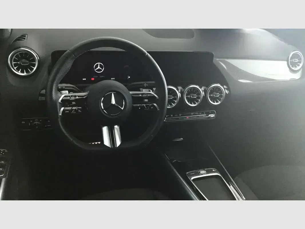 Usado Mercedes GLA200 163 CV (119 kW) 2024 Rojo SUV