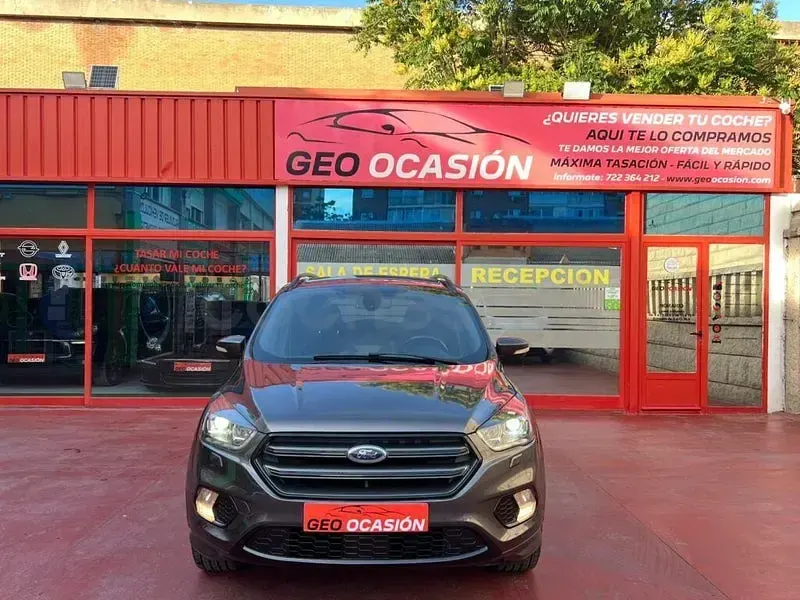 Usado Ford Kuga ST-Line 150 CV (110 kW) 2017 Gris / plata SUV