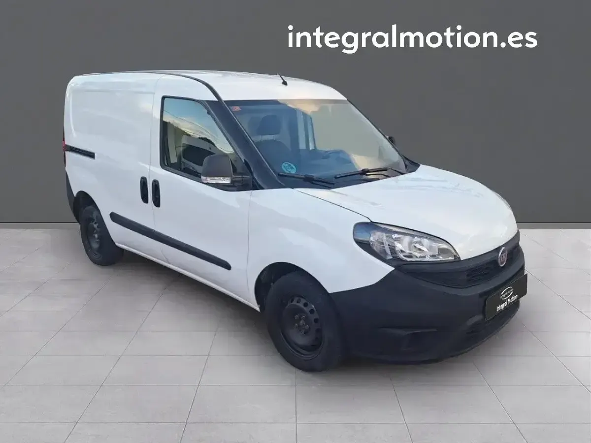 Usado Fiat Doblò 95 CV (69 kW) 2019 Blanco Monovolumen