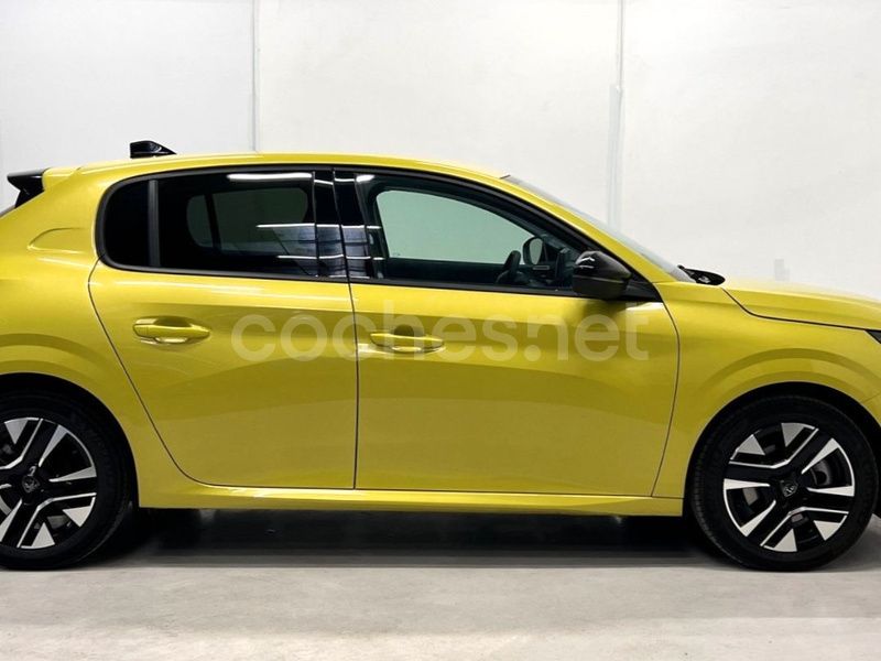 Usado Peugeot 208 Allure 100 CV (73 kW) 2024 Amarillo Utilitario