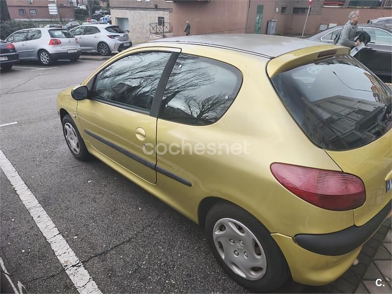 Usado Peugeot 206 70 CV (51 kW) 2003 Amarillo Berlina