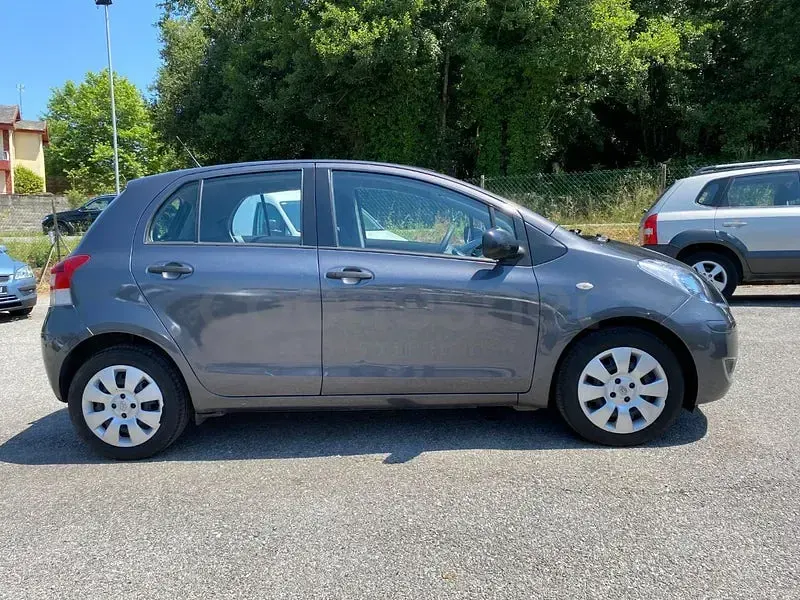 Usado Toyota Yaris Connect Style 90 CV (66 kW) 2011 Gris / plata Utilitario