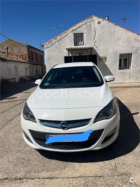 Usado Opel Astra Sportive 130 CV (95 kW) 2013 Blanco Familiar