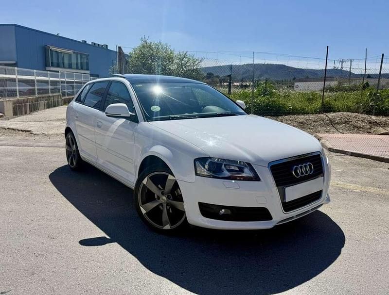 Usado Audi A3 Sportback Attraction 105 CV (77 kW) 2010 Blanco Utilitario