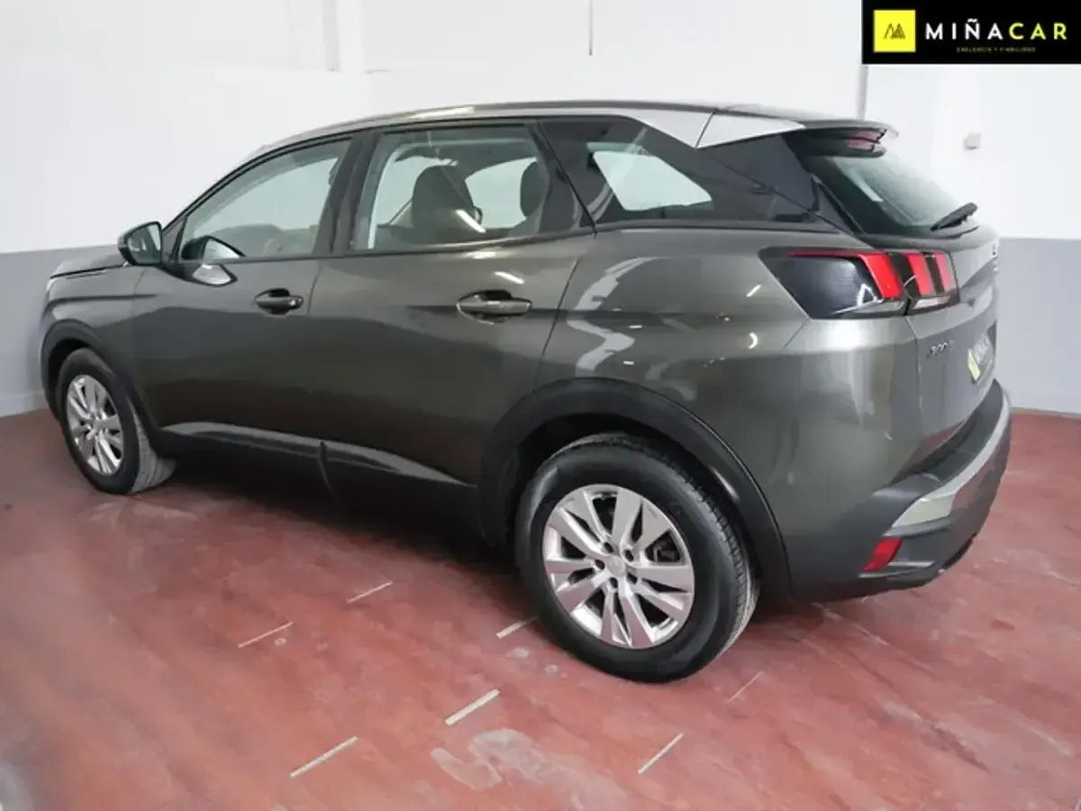Usado Peugeot 3008 Active 131 CV (96 kW) 2020 Gris / plata SUV