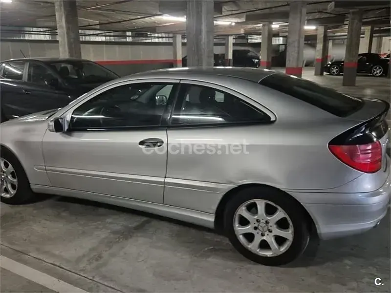 Usado Mercedes C200 163 CV (119 kW) 2001 Gris / plata Berlina