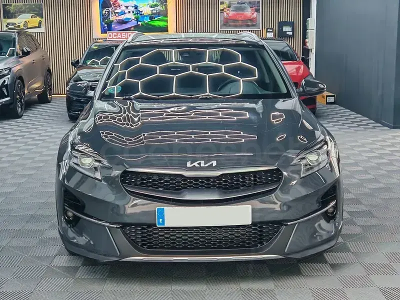 Usado Kia XCeed 120 CV (88 kW) 2022 Gris / plata SUV